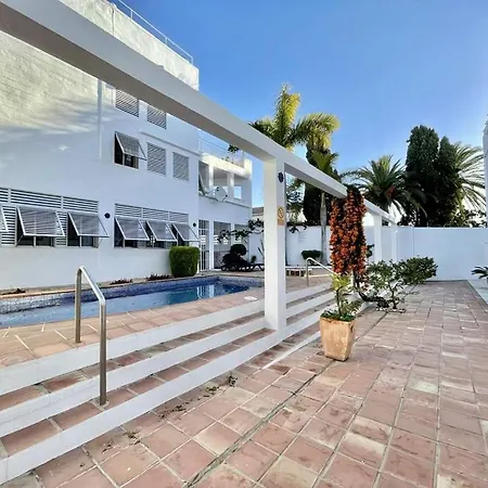 Carabeo - Prime Location & Pool - Lual Daire