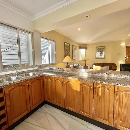 Daire Carabeo - Prime Location & Pool - Lual